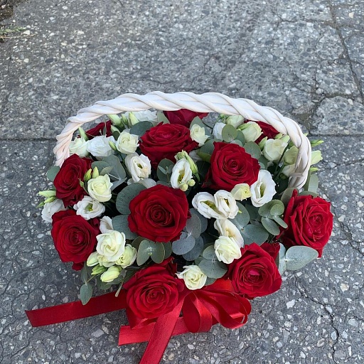 Корзина с красными розами, белой эустомой и эвкалиптом "Рафаэлло". Фото №3