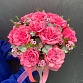 Шляпная коробка с пионовидными розами Кантри Блюз, ваксфлауэром и эвкалиптом "Наоми". Фото №3