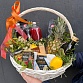 Подарочная корзина с фруктами, сырами, соленьями и  декором «Летнее раздолье». Фото №7