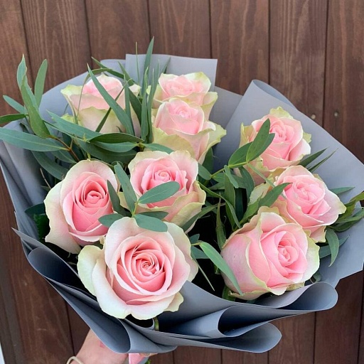 Букет из 9 розовых роз и эвкалипта "Таллер". Фото №2