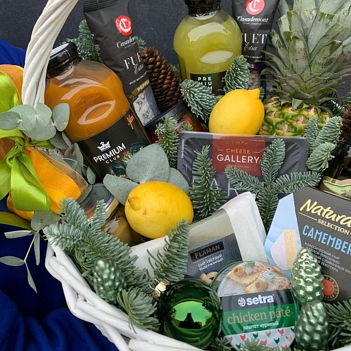 Подарочная корзина с фруктами, сырами, соленьями и новогодним декором «Раздолье». Фото №5