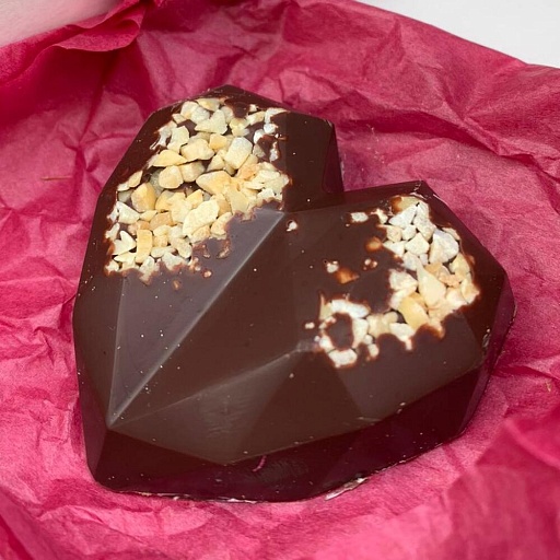 Конфета ручной работы из горького бельгийского шоколада с арахисом. Фото №2