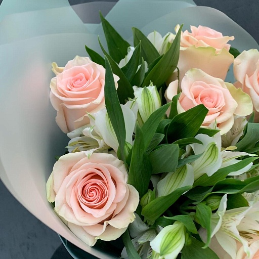 Букет из розовых роз, альстромерии и зелени «Матильда». Фото №5