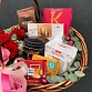 Подарочная корзина с чаем, кофе, шоколадными конфетами и красными розами «Престиж». Фото №6
