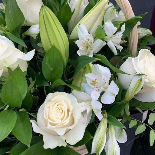 Корзина с белой лилией, белыми розами, альстромерией и декоративной зеленью «Весенний сад» . Фото №5