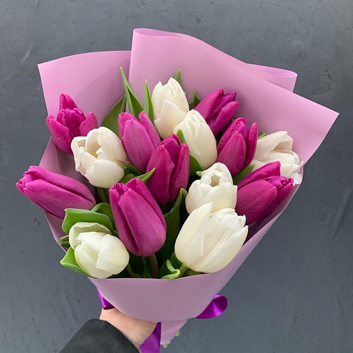 Букет из 15 фиолетовых и белых тюльпанов "Ламбруско". Фото №4
