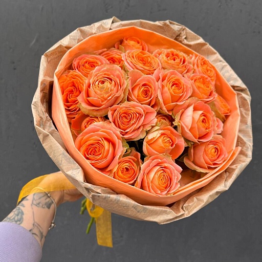 Букет из оранжевых кустовых роз в крафтовой упаковке "Марко". Фото №2