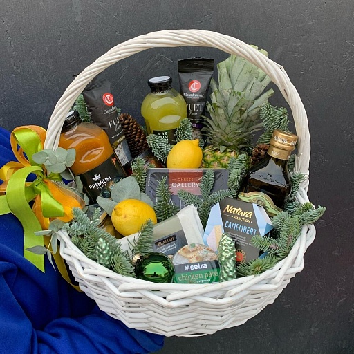 Подарочная корзина с фруктами, сырами, соленьями и новогодним декором «Раздолье». Фото №3