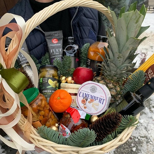 Подарочная корзина с фруктами, сырами, соленьями и новогодним декором "Вереница вкусов". Фото №2