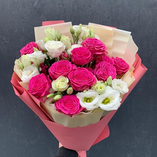 Букет из розовых кустовых пионовидных роз с белой эустомой "Камилла". Фото №4