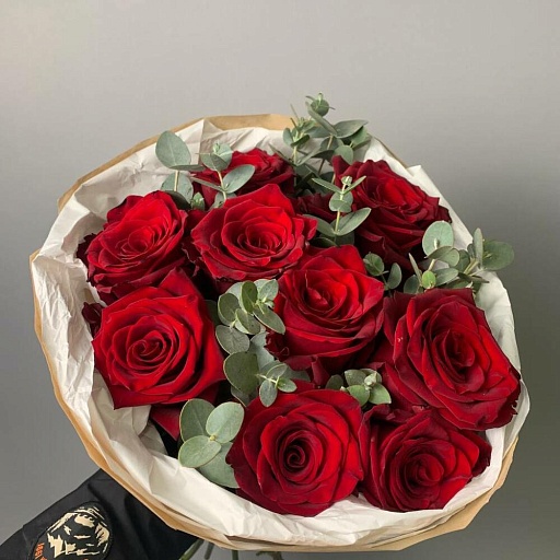 Букет из 9 красных роз с эвкалиптом "Альбион". Фото №4