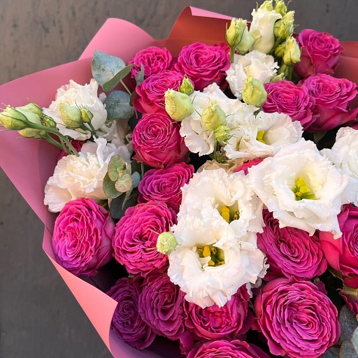Букет из кустовых пионовидных роз, эустомы и эвкалипта "Патриша". Фото №4