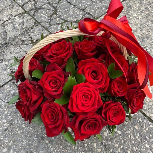 Корзина из 25 красных роз и зелени "Эксплорер". Фото №5