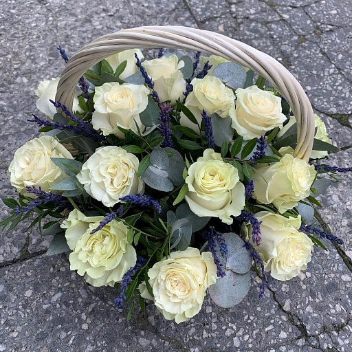 Корзина с белыми розами, эвкалиптом и лавандой "Вернисаж". Фото №4