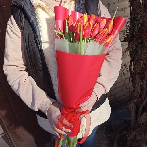 Букет из красно-желтых тюльпанов "Ламбруско". Фото №4