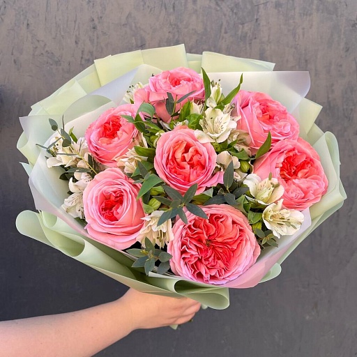 Букет из розовых роз, альстромерии и зелени «Маргарита». Фото №2