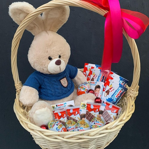 Подарочная корзина со сладостями и мягкой игрушкой "Сладкий зайка". Фото №5