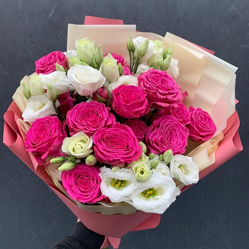 Букет из розовых кустовых пионовидных роз с белой эустомой "Камилла". Фото №2