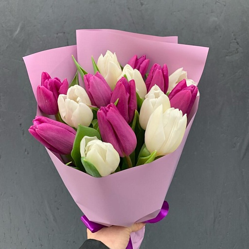 Букет из 15 фиолетовых и белых тюльпанов "Ламбруско". Фото №5