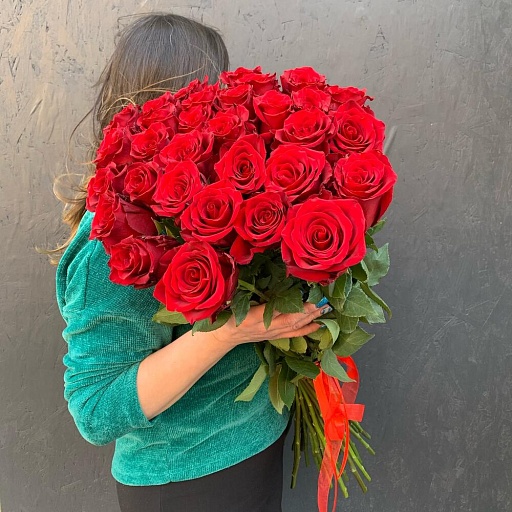 Букет из 31 длинной красной розы "Эксплорер". Фото №3