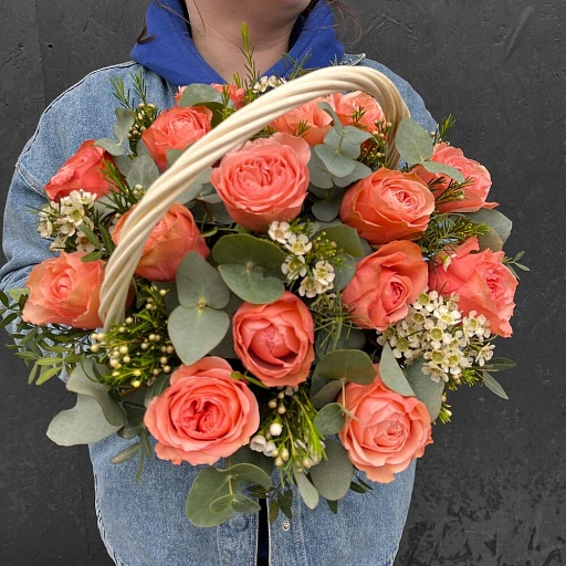 Корзина с пионовидными розами Кахала, эвкалиптом и ваксфлауэром "Белуччи". Фото №4