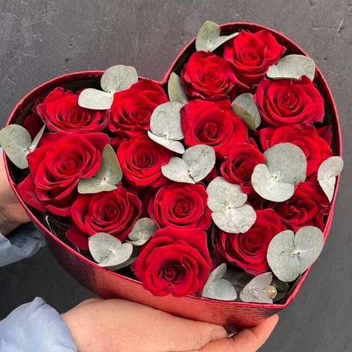 Композиция из красных роз и эвкалипта в коробке-сердце "Влюбленность". Фото №2