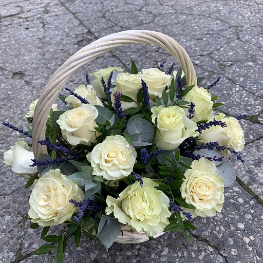 Корзина с белыми розами, эвкалиптом и лавандой "Вернисаж". Фото №3
