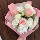 Букет из розовых роз и белой эустомы «Рио». Фото №7