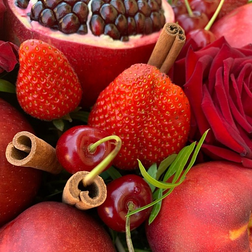Фруктовая подарочная корзина с гранатами, розами, яблоками, ягодами и корицей "Ред Вельвет". Фото №4