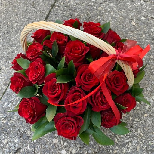 Корзина из 25 красных роз и зелени "Эксплорер". Фото №4