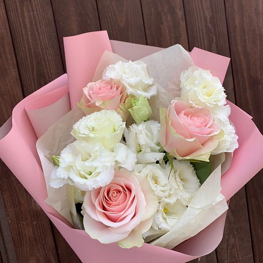 Букет из розовых роз и белой эустомы «Рио». Фото №4