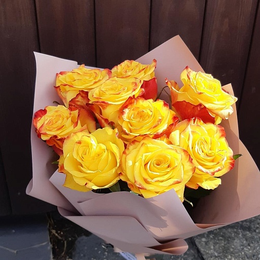Букет из 9 красно-жёлтых роз "Хай Еллоу". Фото №3