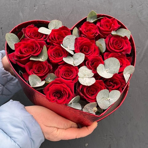 Композиция из красных роз и эвкалипта в коробке-сердце "Влюбленность". Фото №4