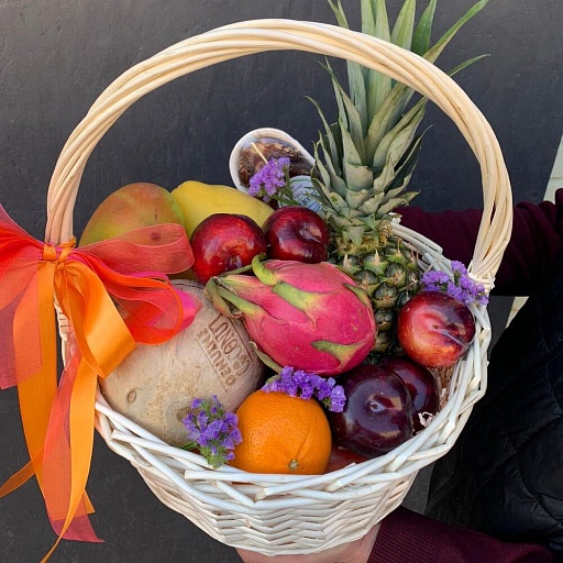 Фруктовая подарочная корзина с экзотическими фруктами и декором «Тропикана». Фото №2