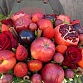 Фруктовая подарочная корзина с гранатами, розами, яблоками, ягодами и корицей "Ред Вельвет". Фото №8