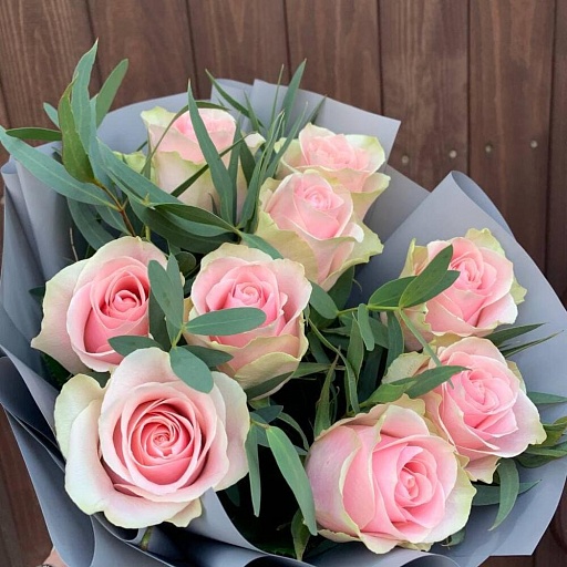 Букет из 9 розовых роз и эвкалипта "Таллер". Фото №5