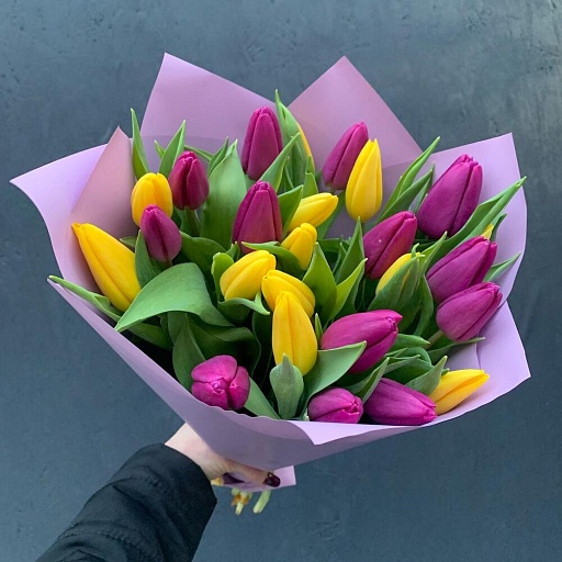 Букет из 25 желтых и фиолетовых тюльпанов "Весенние лучи". Фото №3