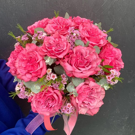 Шляпная коробка с пионовидными розами Кантри Блюз, ваксфлауэром и эвкалиптом "Наоми". Фото №5