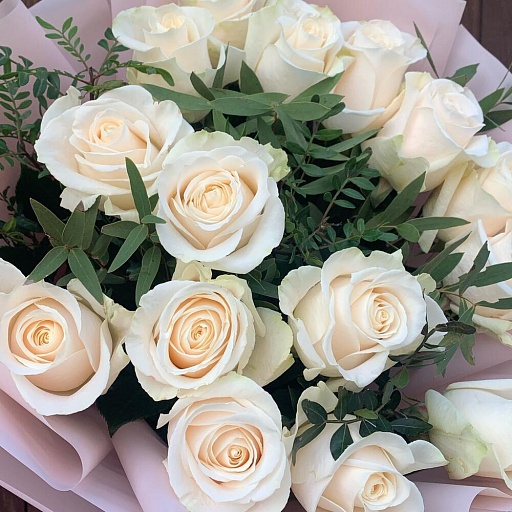 Букет из 15 белых роз с эвкалиптом "Венделла". Фото №3