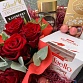 Подарочная корзина с чаем, кофе, шоколадными конфетами и красными розами "Признание". Фото №6