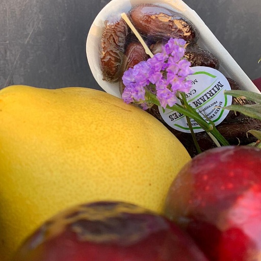 Фруктовая подарочная корзина с экзотическими фруктами и декором «Тропикана». Фото №4