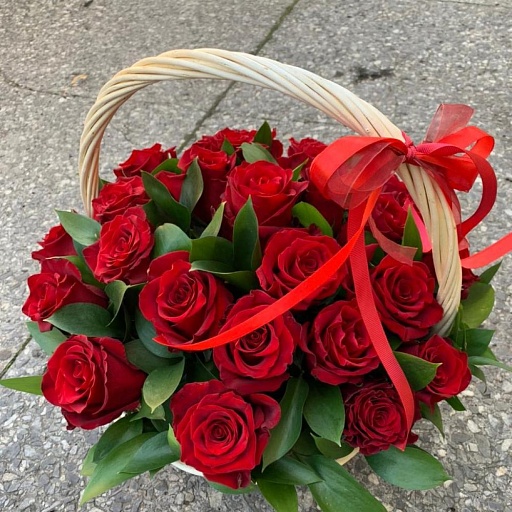 Корзина из 25 красных роз и зелени "Эксплорер". Фото №2