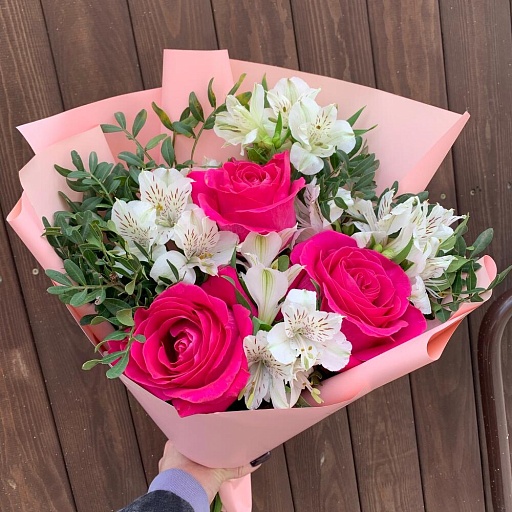 Букет из белых альстромерий, розовых роз и зелени "Маркиза". Фото №2