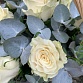 Корзина с белыми розами и эвкалиптом "Эвкалиптовый лес". Фото №6