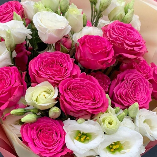 Букет из розовых кустовых пионовидных роз с белой эустомой "Камилла". Фото №5