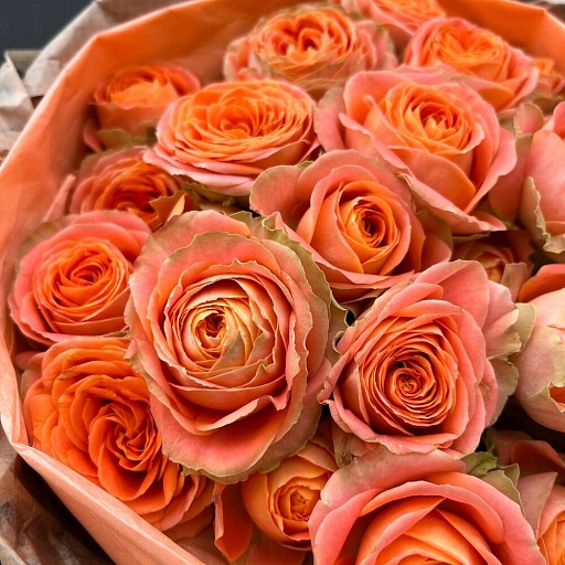 Букет из оранжевых кустовых роз в крафтовой упаковке "Марко". Фото №5