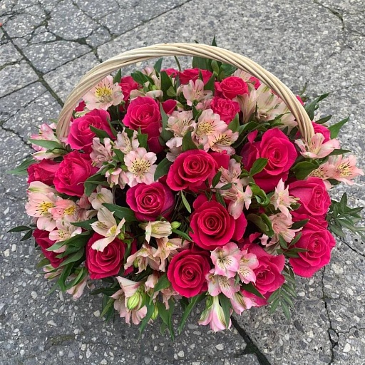 Корзина из альстромерий, розовых роз и зелени "Синтия". Фото №3