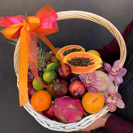 Фруктовая подарочная корзина с экзотическими фруктами и орхидеями «Экзотика». Фото №2