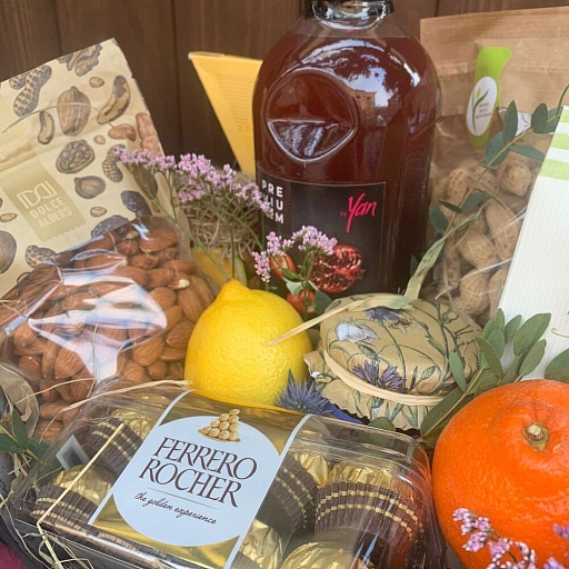 Подарочный набор с орешками, мёдом, конфитюром, шоколадом, конфетами, соком, чаем и фруктами "Правильный выбор". Фото №4