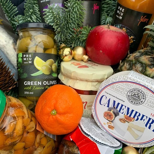 Подарочная корзина с фруктами, сырами, соленьями и новогодним декором "Вереница вкусов". Фото №3